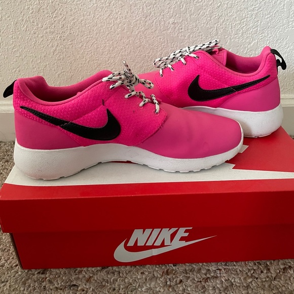 Nike Roshe Runs Hot Pink - Picture 2 of 2